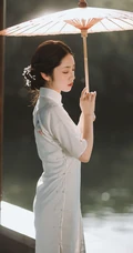 穿白色绣花旗袍在自家花园中散步的大家闺秀手机壁纸图片