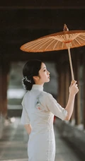 穿白色绣花旗袍在自家花园中散步的大家闺秀手机壁纸图片
