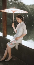 穿白色绣花旗袍在自家花园中散步的大家闺秀手机壁纸图片