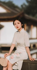 穿白色绣花旗袍在自家花园中散步的大家闺秀手机壁纸图片