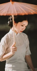 穿白色绣花旗袍在自家花园中散步的大家闺秀手机壁纸图片