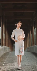 穿白色绣花旗袍在自家花园中散步的大家闺秀手机壁纸图片