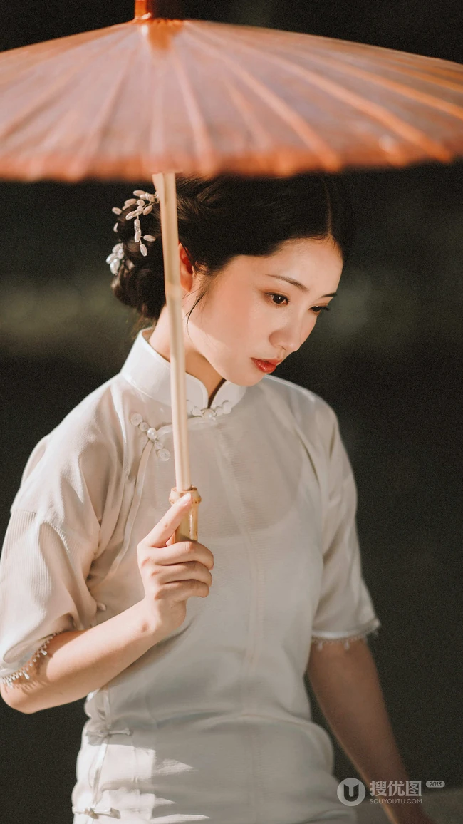 穿白色绣花旗袍在自家花园中散步的大家闺秀手机壁纸图片