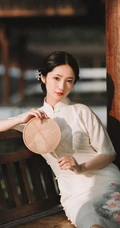 穿白色绣花旗袍在自家花园中散步的大家闺秀手机壁纸图片