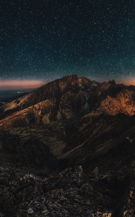 漫天星辰下的巍峨大山唯美森林夜景手机壁纸
