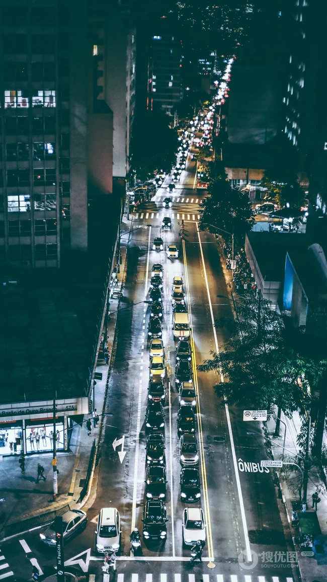 唯美的城市街道风景，车水马龙的城市道路手机壁纸图片