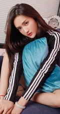 面容清纯身材苗条90后女生刀妹黑衣夹克家居服柔美室内图片