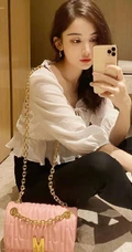 古力娜扎V领白衫黑裤气质自拍美照，长发微卷身材完美