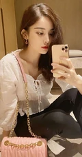 古力娜扎V领白衫黑裤气质自拍美照，长发微卷身材完美
