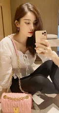 古力娜扎V领白衫黑裤气质自拍美照，长发微卷身材完美