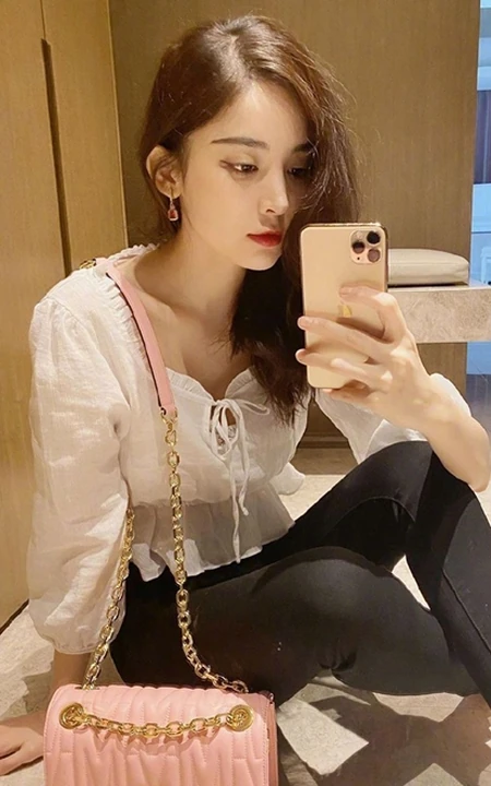 古力娜扎V领白衫黑裤气质自拍美照，长发微卷身材完美