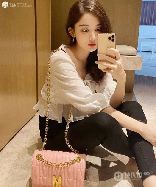 古力娜扎V领白衫黑裤气质自拍美照，长发微卷身材完美