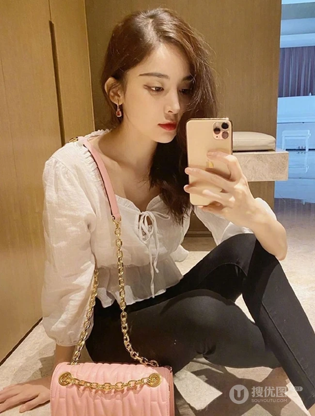 古力娜扎V领白衫黑裤气质自拍美照，长发微卷身材完美