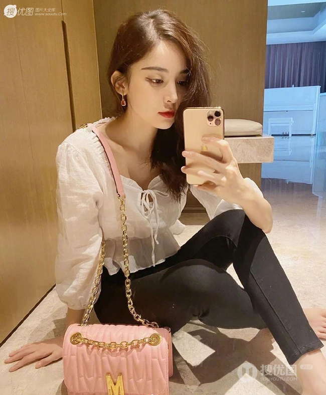 古力娜扎V领白衫黑裤气质自拍美照，长发微卷身材完美
