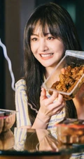 郑爽晒直播甜美照片，以小熊，美食作伴直播，笑容甜美可人