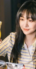 郑爽晒直播甜美照片，以小熊，美食作伴直播，笑容甜美可人
