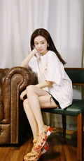 郑合惠子居家沙发可爱俏皮美照，白衣黑裤尽显白皙修长线条感