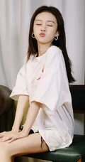 郑合惠子居家沙发可爱俏皮美照，白衣黑裤尽显白皙修长线条感