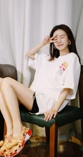郑合惠子居家沙发可爱俏皮美照，白衣黑裤尽显白皙修长线条感