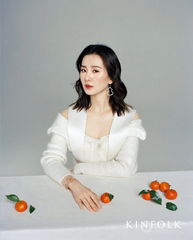 刘诗诗优雅恬静杂志写真封面图片