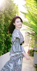 张柏芝户外小路清新郊游美图，低领印花长裙知性优雅靓丽