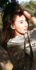 张柏芝户外小路清新郊游美图，低领印花长裙知性优雅靓丽