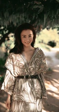 张柏芝户外小路清新郊游美图，低领印花长裙知性优雅靓丽