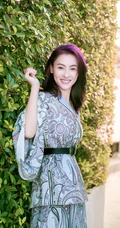 张柏芝户外小路清新郊游美图，低领印花长裙知性优雅靓丽