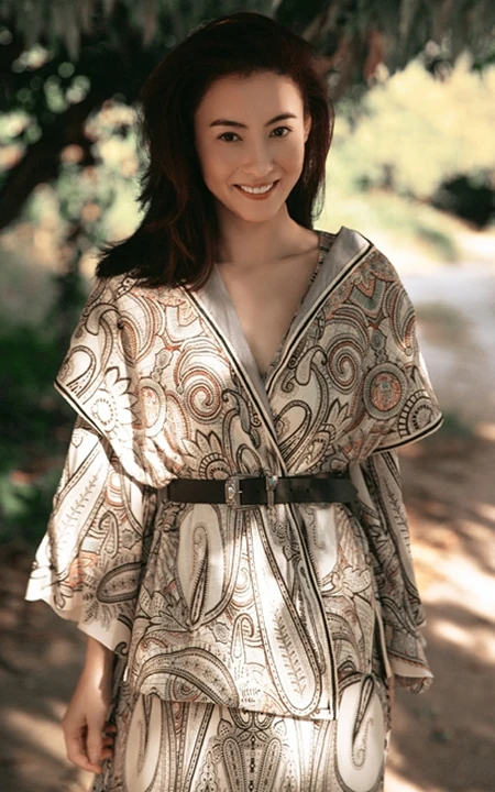张柏芝户外小路清新郊游美图，低领印花长裙知性优雅靓丽
