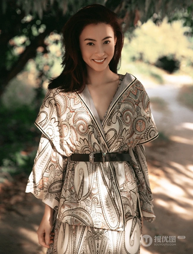 张柏芝户外小路清新郊游美图，低领印花长裙知性优雅靓丽