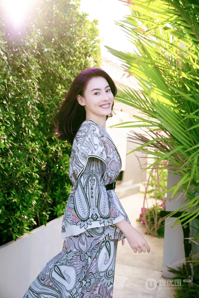张柏芝户外小路清新郊游美图，低领印花长裙知性优雅靓丽