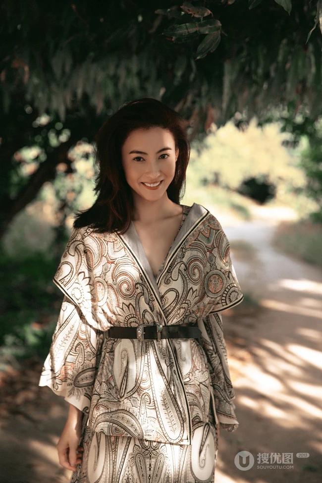 张柏芝户外小路清新郊游美图，低领印花长裙知性优雅靓丽