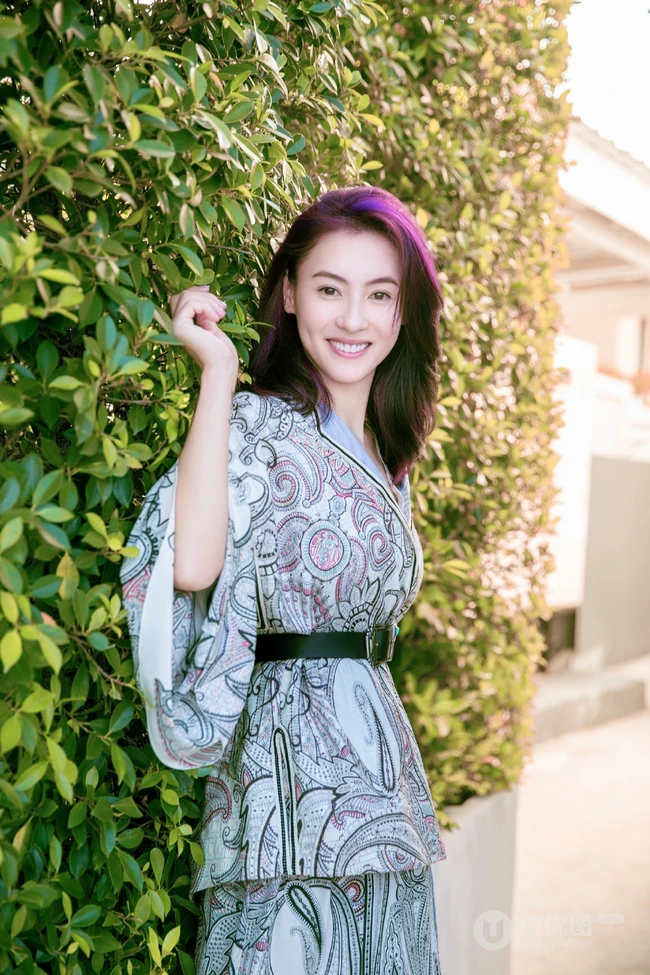 张柏芝户外小路清新郊游美图，低领印花长裙知性优雅靓丽