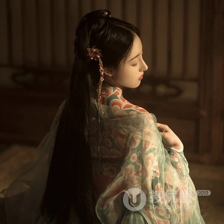 一身红衫，胭脂敷面唯美的古风红衫女生头像图片