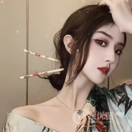 一身红衫，胭脂敷面唯美的古风红衫女生头像图片