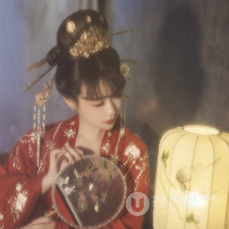 一身红衫，胭脂敷面唯美的古风红衫女生头像图片