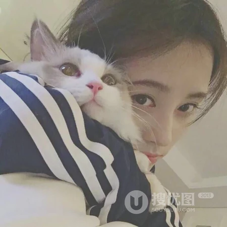 大眼清秀的长发女生，居家悠闲自拍的女生头像图片
