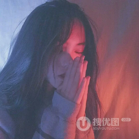大眼清秀的长发女生，居家悠闲自拍的女生头像图片