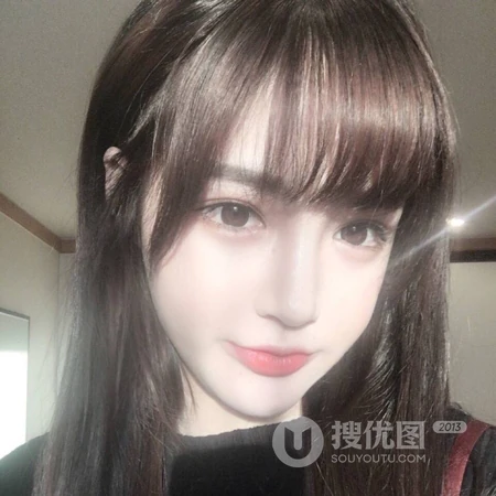 大眼清秀的长发女生，居家悠闲自拍的女生头像图片