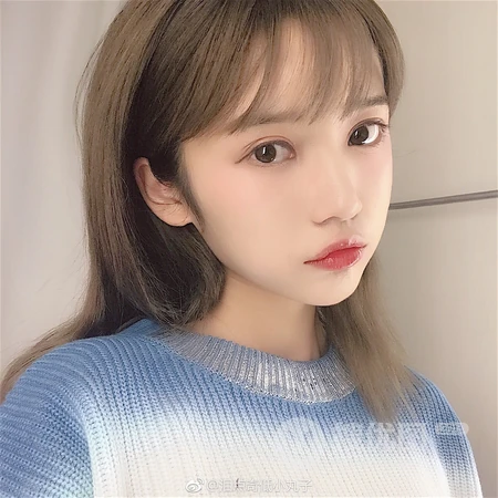 大眼清秀的长发女生，居家悠闲自拍的女生头像图片