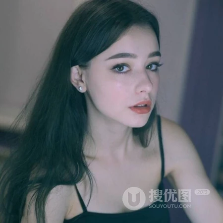 大眼清秀的长发女生，居家悠闲自拍的女生头像图片