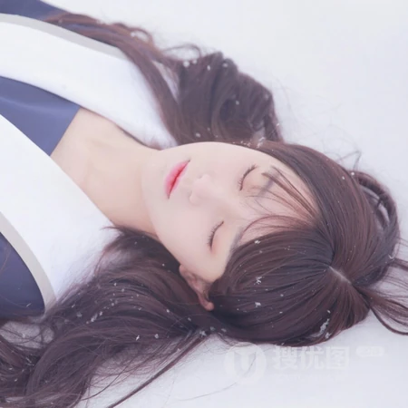 大眼清秀的长发女生，居家悠闲自拍的女生头像图片