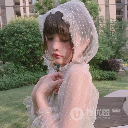 大眼清秀的长发女生，居家悠闲自拍的女生头像图片