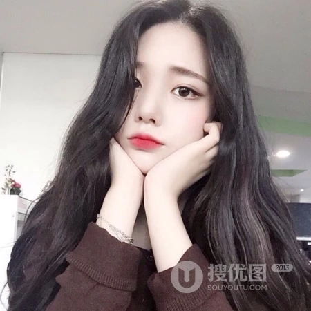 大眼清秀的长发女生，居家悠闲自拍的女生头像图片