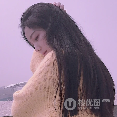 大眼清秀的长发女生，居家悠闲自拍的女生头像图片