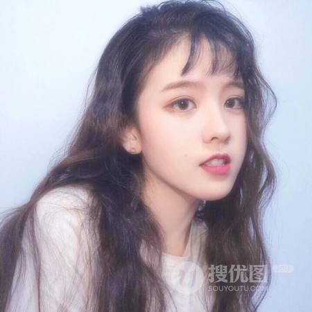 大眼清秀的长发女生，居家悠闲自拍的女生头像图片