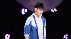 黄子韬蓝白个性牛仔外套舞台照高清桌面壁纸
