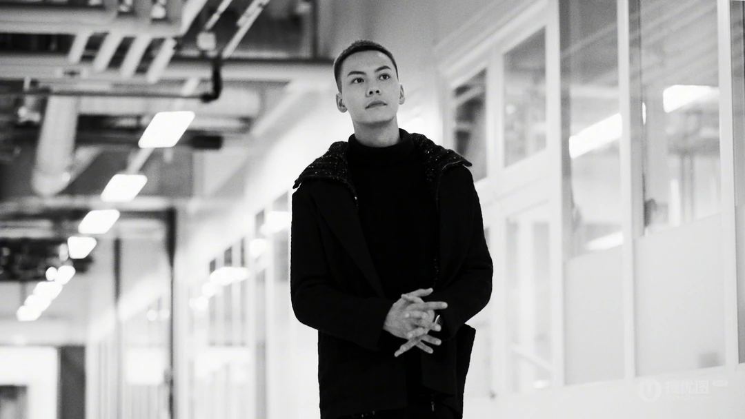 痞帅帅哥陈伟霆纯色黑白摄影桌面壁纸