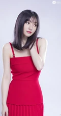 柳岩肩带连衣红裙气质柔美写真图片，头发柔顺，皮肤白皙