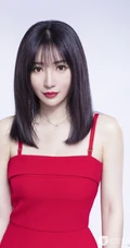 柳岩肩带连衣红裙气质柔美写真图片，头发柔顺，皮肤白皙